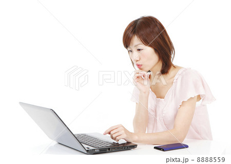 インターネットを楽しむ女性 8888559