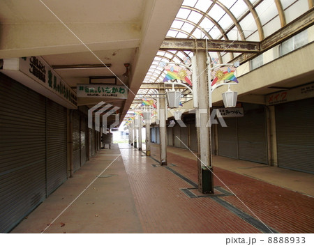 大型店舗に敗れた商店街 大型店舗に敗れた商店街 8888933