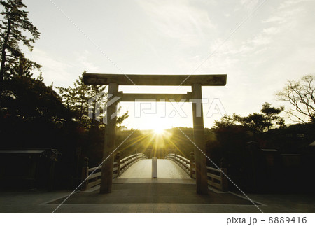 伊勢神宮 宇治橋と日の出 冬至時期の日の出の写真素材 416