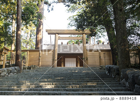 伊勢神宮の内宮の風景 真新しい正宮 遷宮行事 輝く檜の神殿 伊勢神宮の内宮の風景 真新しい正宮 遷宮行事 輝く檜の神殿 8889418