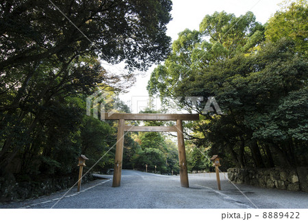 第一鳥居と参道 伊勢神宮内宮 第一鳥居と参道 伊勢神宮内宮 8889422