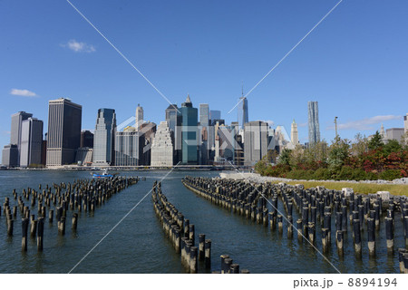 マンハッタンのビル群とブルックリン・ブリッジ・パーク マンハッタンのビル群とブルックリン・ブリッジ・パーク 8894194