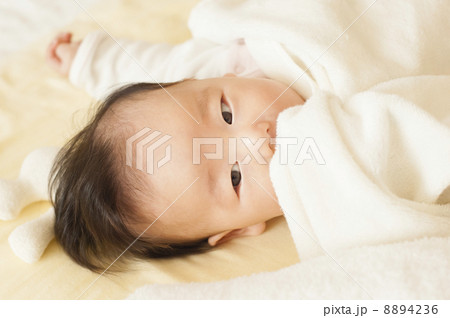 横になる赤ちゃん 8894236