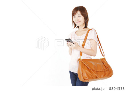 ショルダーバッグの女性 8894533
