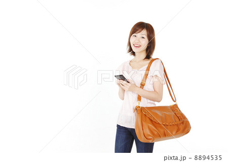 ショルダーバッグの女性 8894535