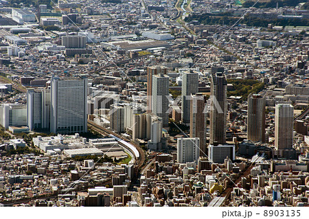 武蔵小杉駅付近の高層ビル群を空撮 8903135