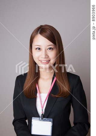 IDカードをつけた社員 IDカードをつけた社員 8903966
