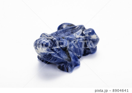 Figurine frog carved from sodalite 8904641