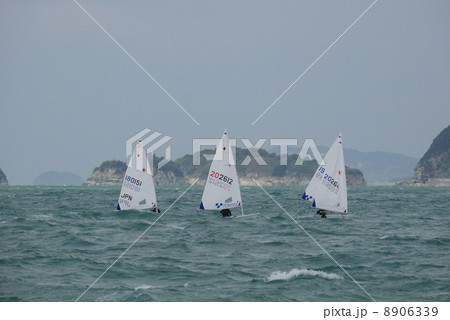 和歌浦湾でヨットの練習をする人達 8906339