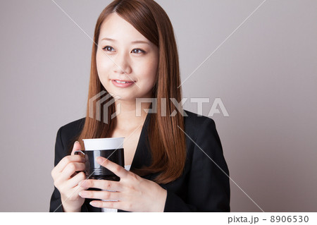コーヒーを飲むビジネスウーマン 8906530