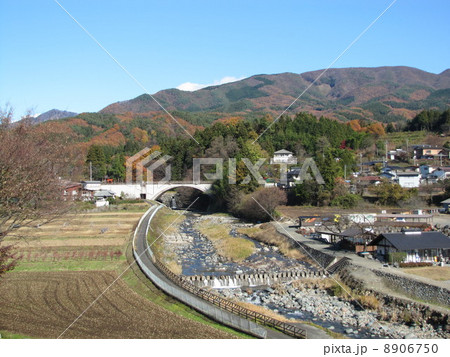 群馬県川場村・川場村清流公園から見た紅葉 8906750