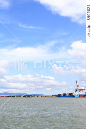 停泊中の貨物船 8906821