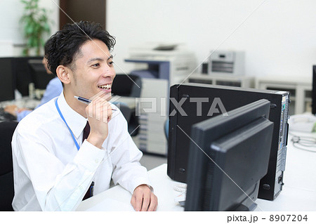 向かい側の社員と話をする社員 8907204