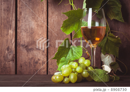 Grapes with leaves 8908730