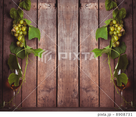 Grapes with leaves 8908731