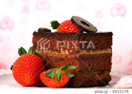 Slice of chocolate cake with strawberries 8910176