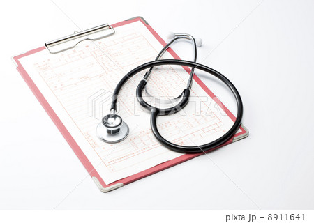 白背景にカルテと聴診器 8911641