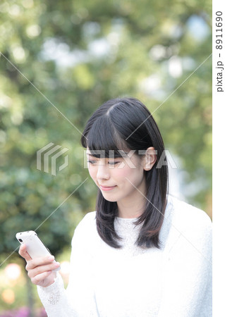 携帯を見る若い女性 携帯を見る若い女性 8911690