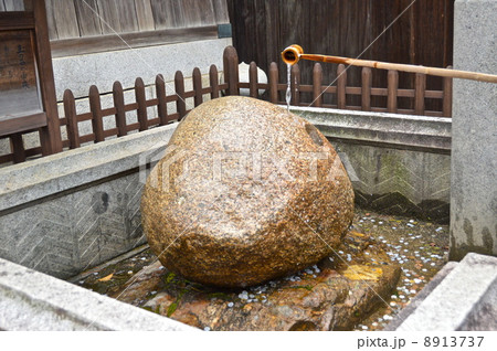 玉の石(道後温泉 敷地内/愛媛県松山市道後湯之町) 玉の石(道後温泉 敷地内/愛媛県松山市道後湯之町) 8913737
