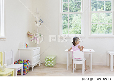 子供部屋の机につく女の子 子供部屋の机につく女の子 8916913