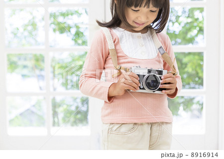カメラを持つ女の子 カメラを持つ女の子 8916914