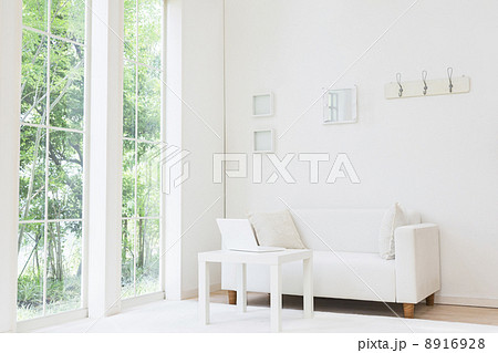 窓辺のソファ 8916928