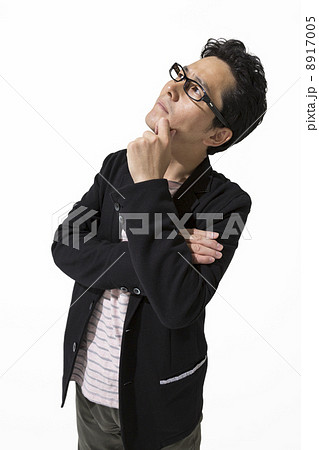 考える男性 8917005