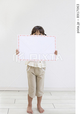 メッセージボードを持つ女の子 8917063