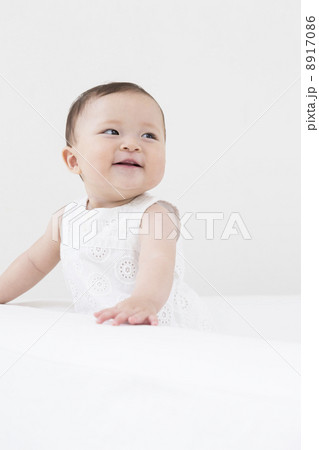 振り返る赤ちゃん 振り返る赤ちゃん 8917086