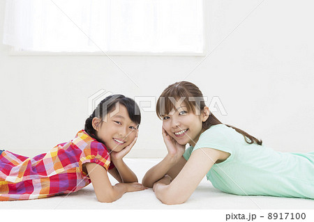 頬杖をついて寝転ぶ母と娘 頬杖をついて寝転ぶ母と娘 8917100