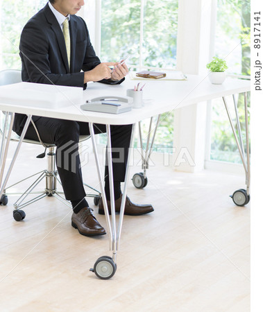 スマートフォンを見るビジネスマン スマートフォンを見るビジネスマン 8917141