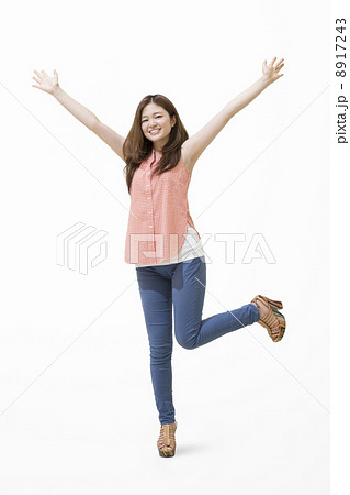 両手を挙げる女性の写真素材