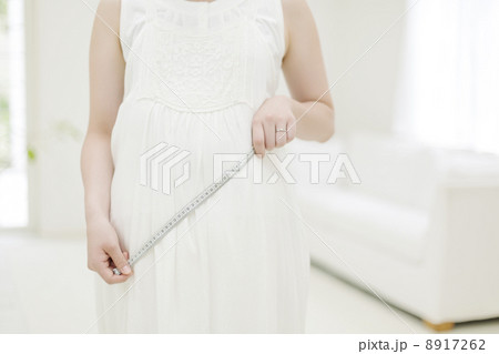 メジャーを持つ妊婦 8917262