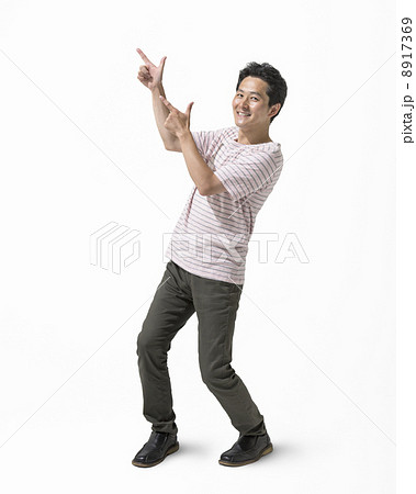 指さして立つ男性 8917369