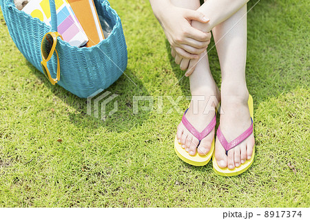 女性の足元 8917374