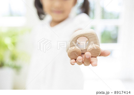 おもちゃの車を手にのせた女の子 おもちゃの車を手にのせた女の子 8917414