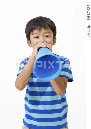 メガホンを持つ男の子 8917425