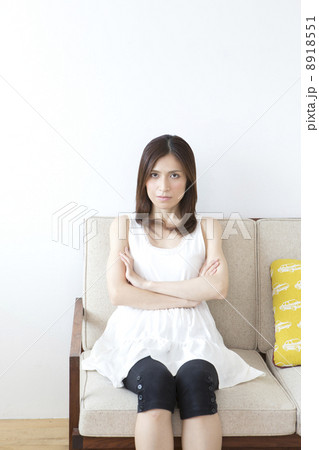 怒る女性 8918551