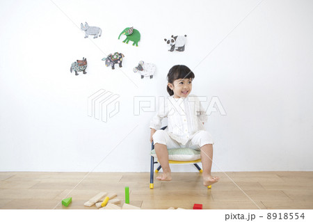椅子に座る子供の写真素材