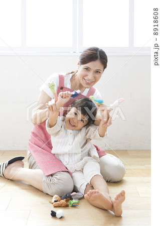 指人形で遊ぶ子供と保育士の写真素材
