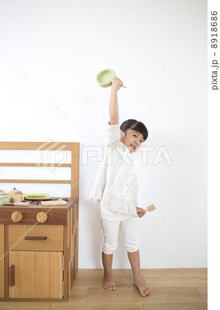 おままごとをする女の子 おままごとをする女の子 8918686