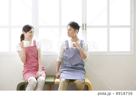 休憩する保育士たち 8918736