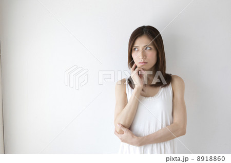 悩む女性 8918860