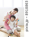 指人形で遊ぶ子供と保育士 8918863