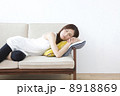 ソファに横になる女性 8918869