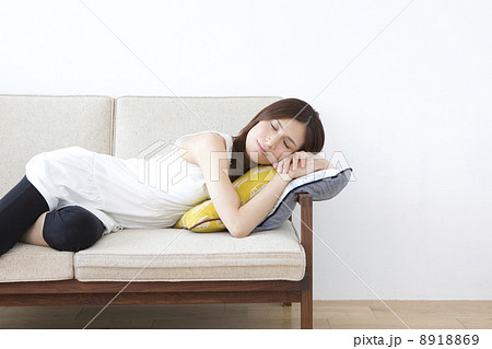ソファに横になる女性の写真素材 169