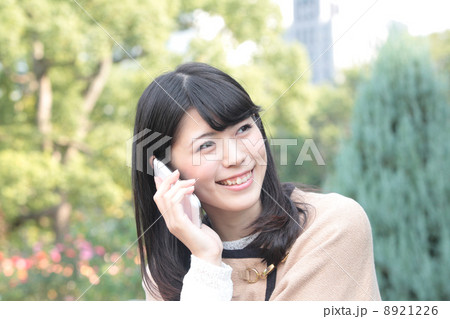 楽しげに携帯をかける女性 楽しげに携帯をかける女性 8921226