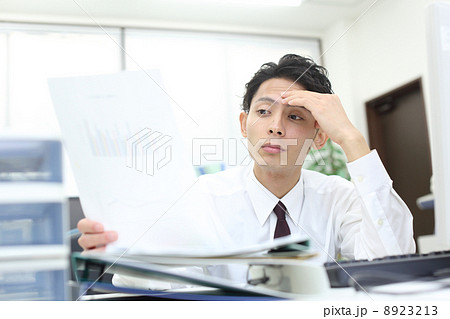 書類を見るビジネスマン 8923213