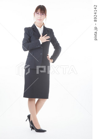 スーツの女性 8924142