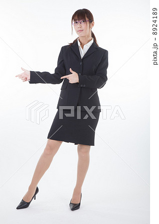 スーツの女性 8924189